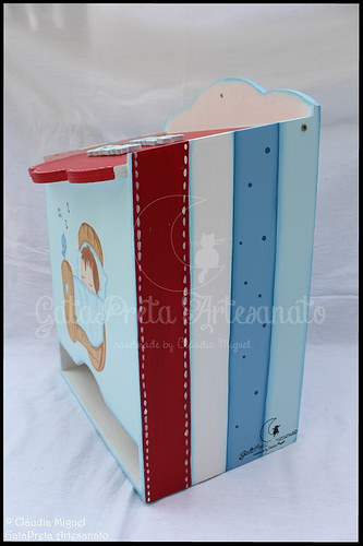 Fraldário, cesta para produtos de higiene, caixa toalhitas e placa de porta 