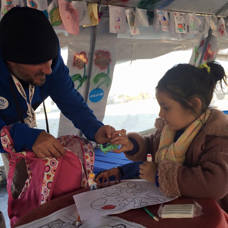 Ajuda a refugiados no campo de Gevgelija, Macedónia.