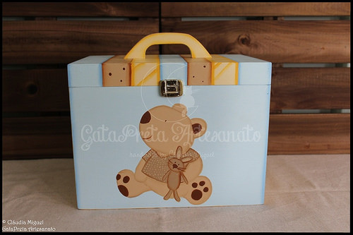 Fraldário, caixa de medicamentos, cesta, caixa para toalhitas, moldura e placa de porta 