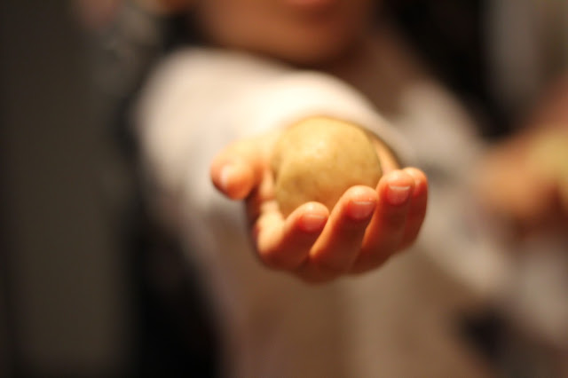 tradições portuguesas + pão por deus + broas + receitas tradicionais + romã + castanhas + dia de todos os santos + avó e neto + respeitar as nossas tradições + ensinar as nossas tradições ao mais pequenos + 1 de novembro + feriado de todos os santos