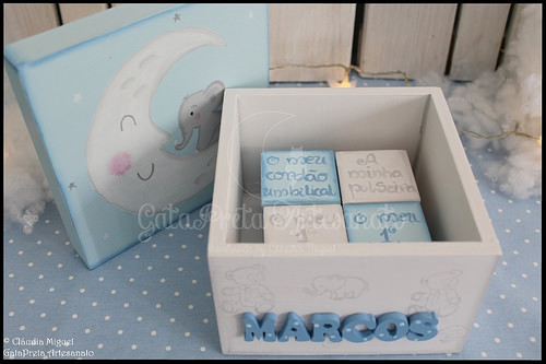 Fraldário, caixa de recordações de bebé e placa porta 