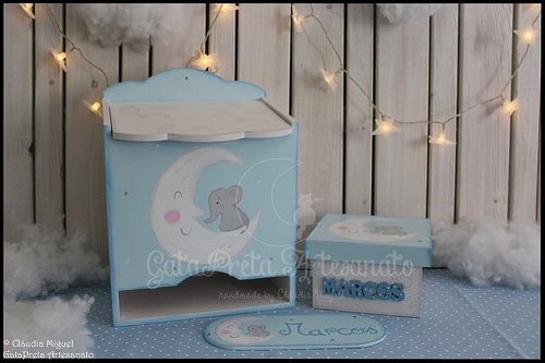 Fraldário, caixa de recordações de bebé e placa porta 