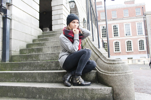 the office + shoes + botas pretas com tachas + dublin + dublin castel + casaco com pelo zara + lenço xadrez + irlanda + look de férias + outfit de inverno