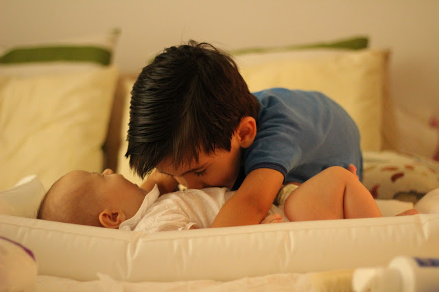 irmãos + família + fim do dia com filhos + hora do banho + uriage + diferença de idades entre os filhos + relação entre irmão