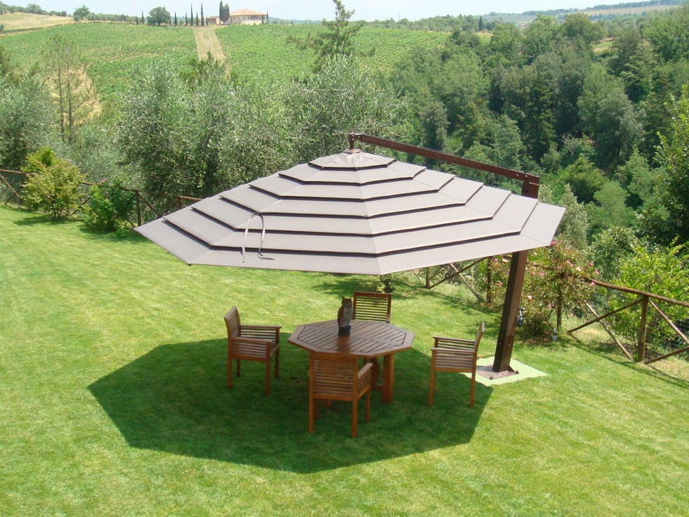 relva com deck de madeira e guarda-sol gigante.jpg