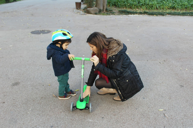 mãe e filho + maternidade + cair faz parte da aprendizagem + andar de trotinete