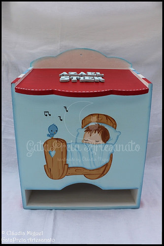 Fraldário, cesta para produtos de higiene, caixa toalhitas e placa de porta 