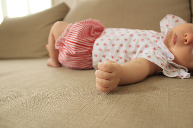 bebé + crescimento mês a mês + roupa de menina + filha + roupa de bebé + tapa fraldas + desenvolvimento do bebé aos três meses