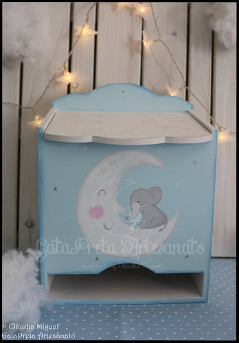 Fraldário, caixa de recordações de bebé e placa porta 