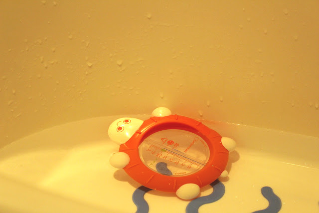 rotinas do bebé + como dar banho a um recém-nascido + produtos de higiene do bebé + uriage + produtos de banho + qual a melhor hora para dar banho ao bebé