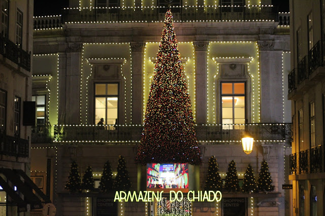 lisboa + chiado + natal + iluminações de natal + lisboa à noite + armazéns do chiado + natal na cidade + chapéus de chuva