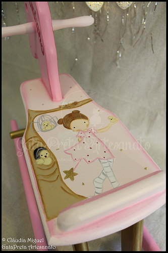 Cavalo de baloiço, tela e placa de porta 