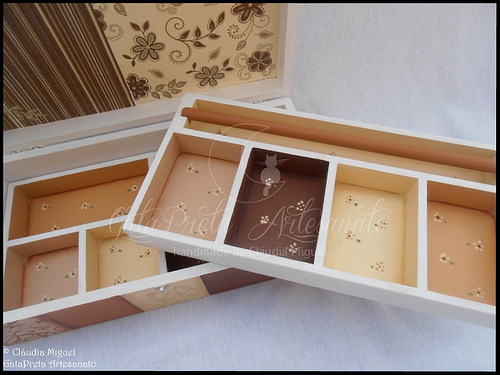 Caixa de bijuteria e de 8 relógios 