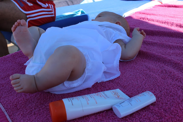 primeira ida à praia com o bebé + protector solar mineral + protecção solar para bebé + uriage + protector solar mineral uriage + primeiras férias + praia com o bebé + proteger o bebé do sol + férias com filhos + dicas para passar férias em família 