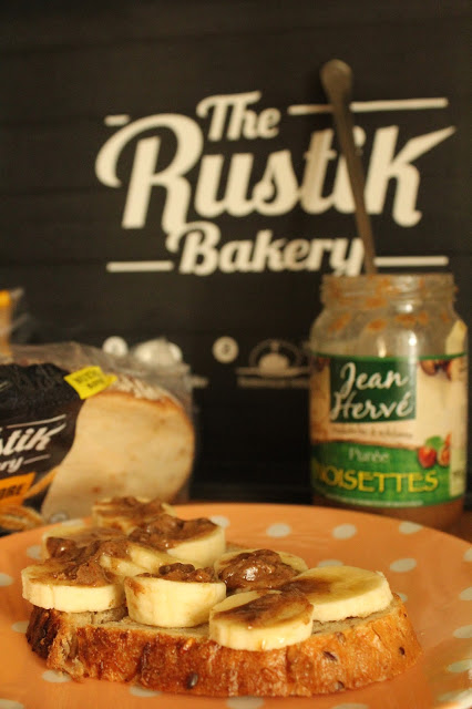 pequeno-almoço + pão com ovo estrelado + pão bimbo + rustik bakery + alimentação saudável + pão com banana e pasta de amêndoa 