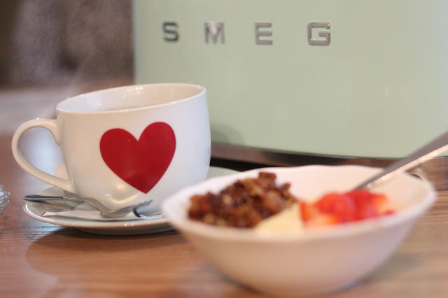 cafetaria + alimentação saudável + nicolau lisboa + smeg + locais para comer saudável + coração + iogurte com granola e fruta + lanche saudável + 