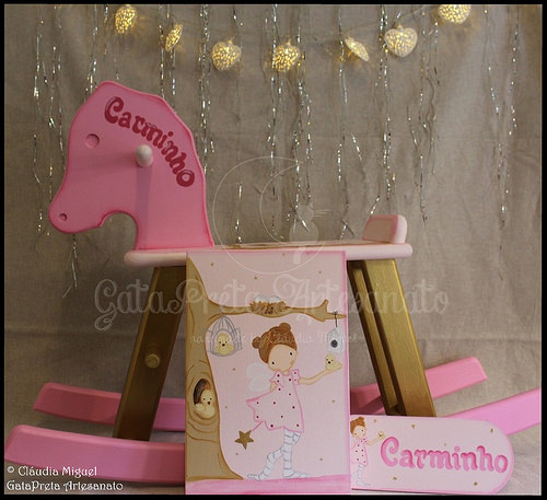 Cavalo de baloiço, tela e placa de porta 