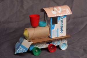 Brinquedos feitos com material reciclado - Comboio / Trem - Ideias de  Reciclagem
