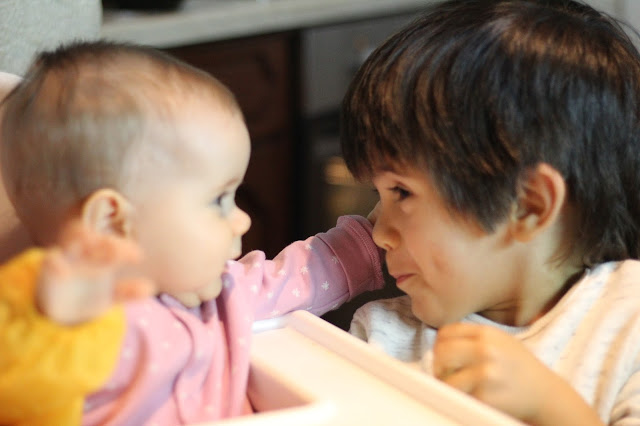 tradições portuguesas + pão por deus + broas + receitas tradicionais + romã + castanhas + dia de todos os santos + avó e neto + respeitar as nossas tradições + ensinar as nossas tradições ao mais pequenos + 1 de novembro + feriado de todos os santos