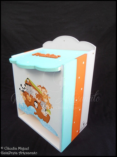 Fraldário, cesta, caixinha cúbica e régua de crescimento 