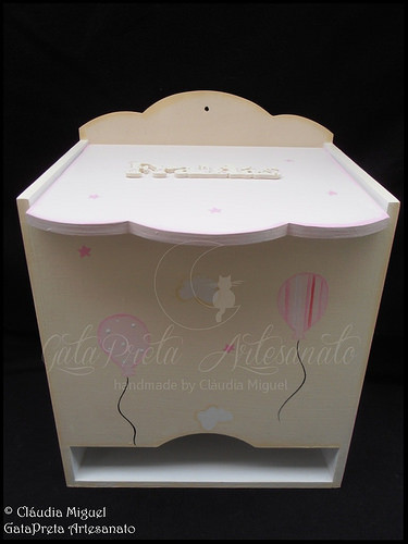 Fraldário, caixa de medicamentos, cesta, caixa para toalhitas e moldura 