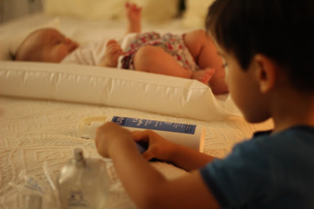 irmãos + família + fim do dia com filhos + hora do banho + uriage + diferença de idades entre os filhos + relação entre irmão