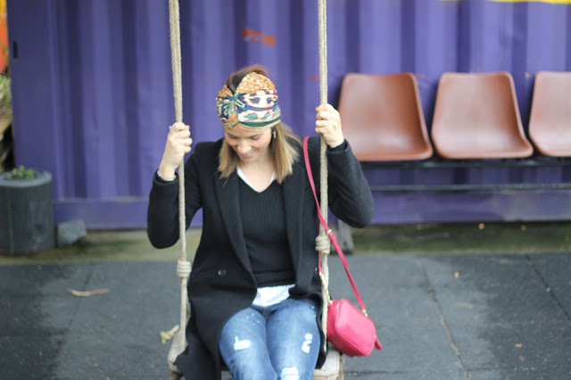 baloiço + boyfriend jeans + casaco preto cumprido + zara woman + cortefiel + min bag + head band + head-ji + village underground + cafetaria village underground 