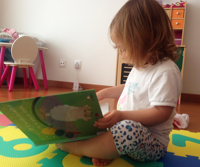 Lara a ler livros infantis