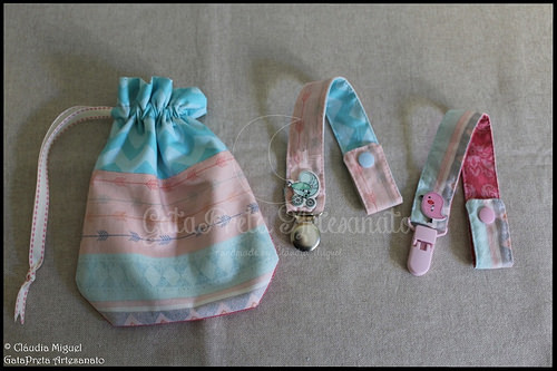 Necéssaire, muda-fraldas e prendedor de chupeta 