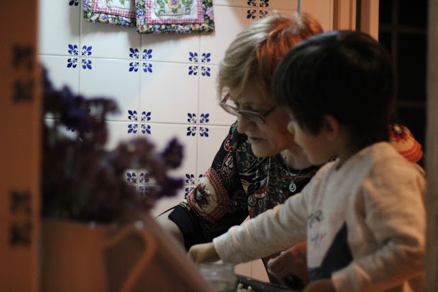 tradições portuguesas + pão por deus + broas + receitas tradicionais + romã + castanhas + dia de todos os santos + avó e neto + respeitar as nossas tradições + ensinar as nossas tradições ao mais pequenos + 1 de novembro + feriado de todos os santos