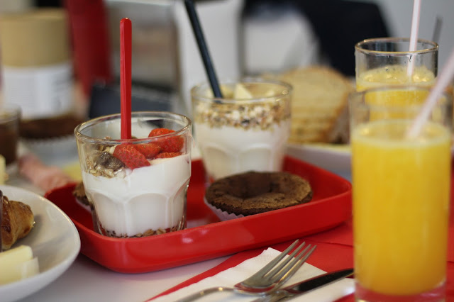 brunch + pequeno-almoço + sumo de laranja + granola com iogurte + pão + papa mais + brunch em oeiras