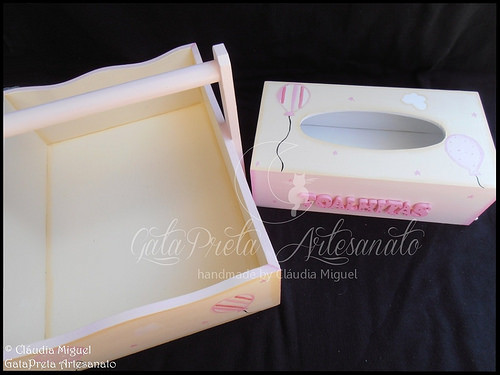 Fraldário, caixa de medicamentos, cesta, caixa para toalhitas e moldura 