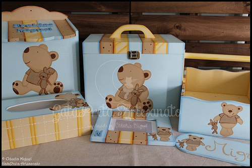 Fraldário, caixa de medicamentos, cesta, caixa para toalhitas, moldura e placa de porta 