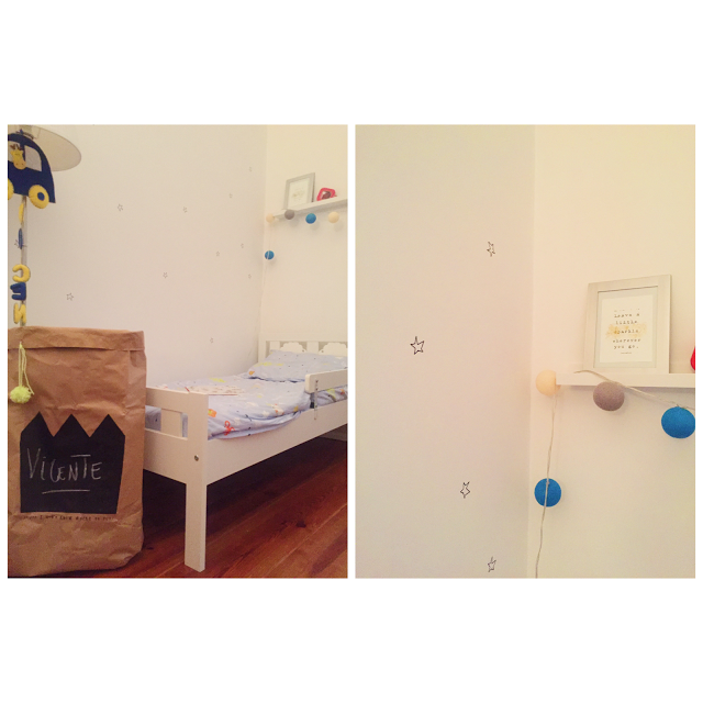 Pormenores da decoração de um quarto de criança, usando decalques para a parede, prints com frases e um saco multi usos em papel.