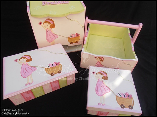 Fraldário, cesta, caixa de recordações de bebé e caixa para ganchinhos 