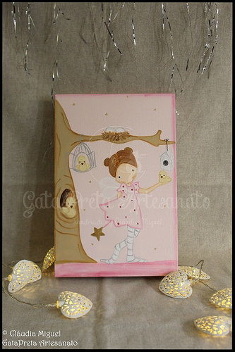 Cavalo de baloiço, tela e placa de porta 