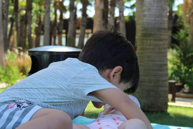 vidamar + hotéis para famílias + férias com filhos pequenos + carinho entre irmãos + irmão mais velho + rotinas com dois filhos + irmãos que dormem no mesmo quatro + roupa de verão para crianças