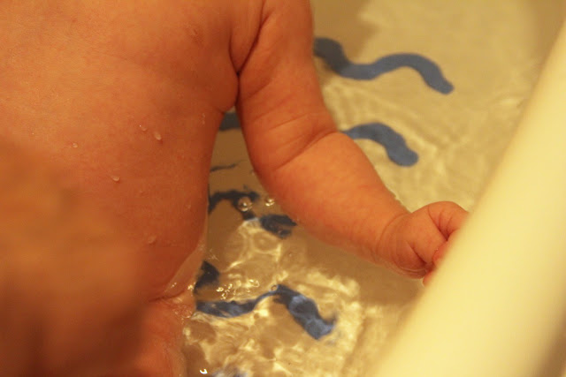 rotinas do bebé + como dar banho a um recém-nascido + produtos de higiene do bebé + uriage + produtos de banho + qual a melhor hora para dar banho ao bebé