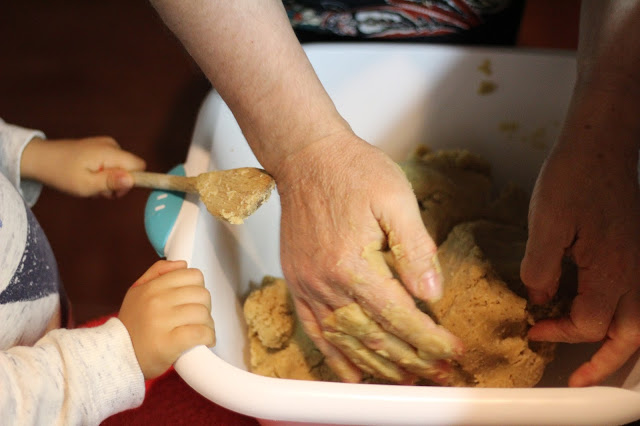 tradições portuguesas + pão por deus + broas + receitas tradicionais + romã + castanhas + dia de todos os santos + avó e neto + respeitar as nossas tradições + ensinar as nossas tradições ao mais pequenos + 1 de novembro + feriado de todos os santos