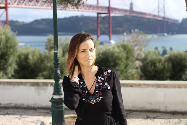 trench coat + dias de chuva + outono + look de outono + lojas C&A + vestido preto + streetstyle + look de meia estação + gabardine + zara