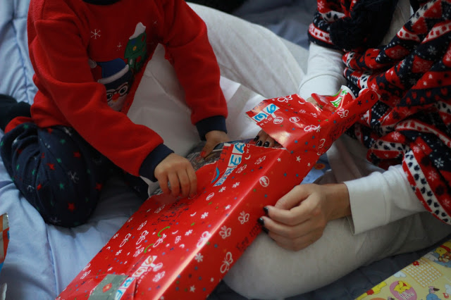 noite de consoada + leite e bolachas + pijamas de natal + pai natal + presentes + manhã de natal 