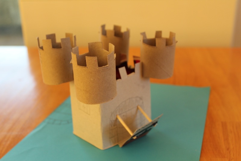 Brinquedo Educativo infantil - Castelo de Papelão