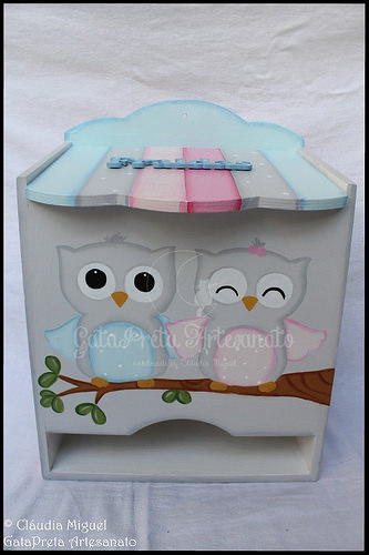 Fraldário, cesta, caixa de toalhitas e caixas de recordações de bebé 