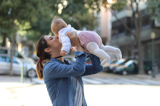 mãe e filha + maternidade + bebés que não dormem + rotinas para dormir + sono dos bebés