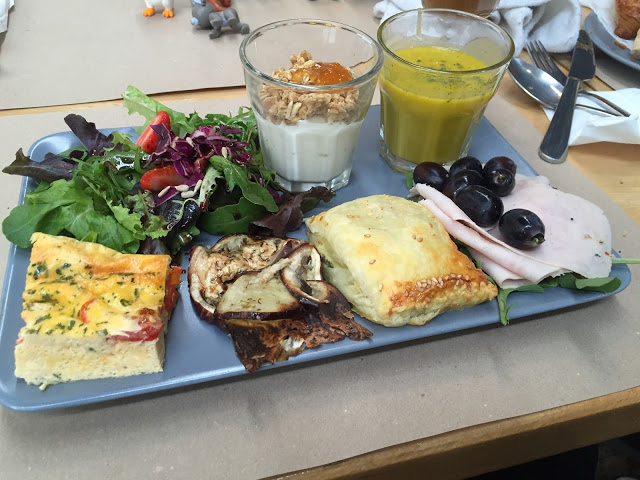 Um prato de brunch Prato com uma refeição de brunch: sopa, sumo de frutas, saladas, folhados, fiambre de perú, uvas e muito mais. è um brunch do Chef Nino em Lisboa