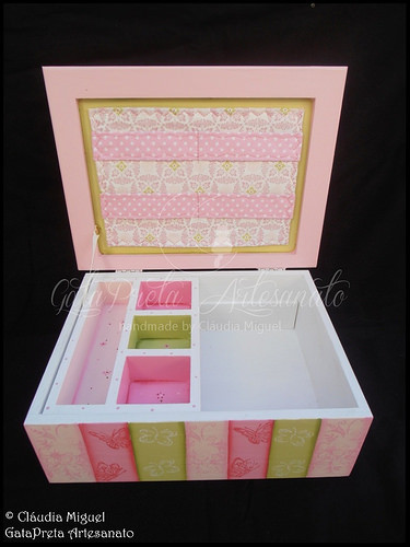 Fraldário, cesta, caixa de recordações de bebé e caixa para ganchinhos 