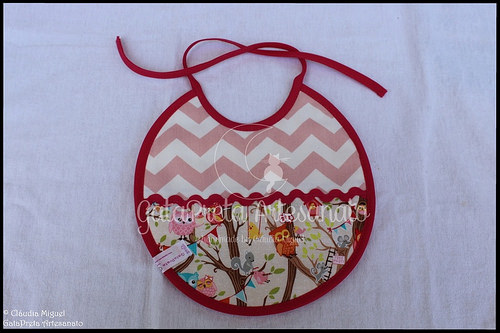 Bolsa para fraldas, babete e prendedores de chupetas 