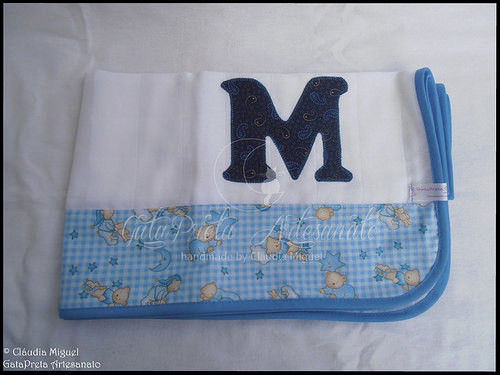 Babete, fralda, capa para documentos e prendedores de chupetas 