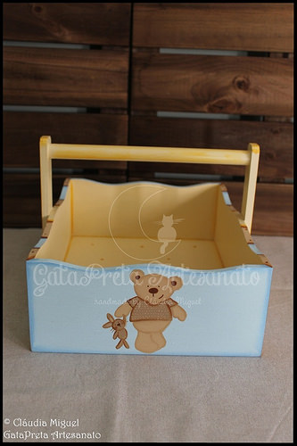 Fraldário, caixa de medicamentos, cesta, caixa para toalhitas, moldura e placa de porta 