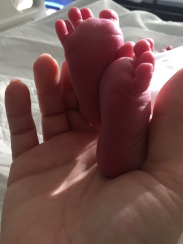 recém-nascido+pezinhos de bebé+maternidade+mãe pela segunda vez+parto+menina+hospital dos lusíadas 